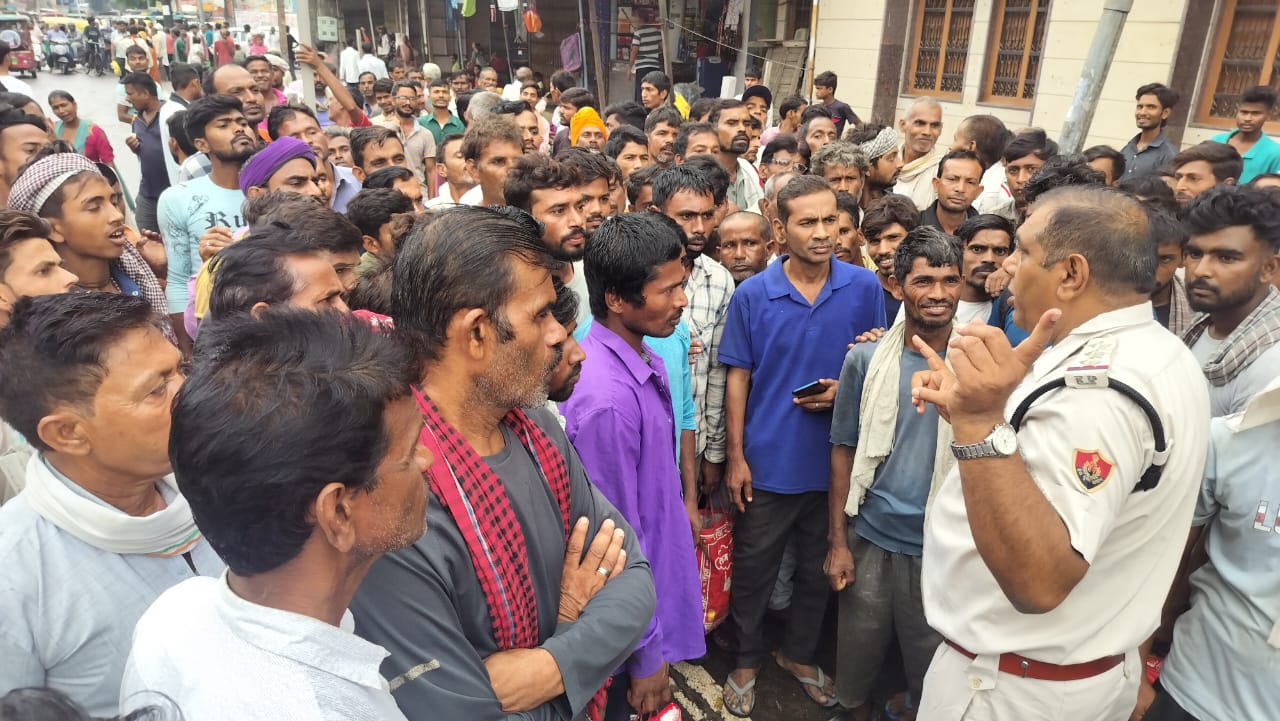  लेबर चोक रेलवेरोड पर नशा मुक्ति बारे जागरूक करते नि० सतीश कुमार नशामुक्ति शाखा बहादुरगढ